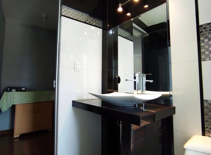 EN VENTA MODERNA CASA EN ESQUINA DE 4 NIVELES CON LINDOS ACABADOS EN JLBYR
