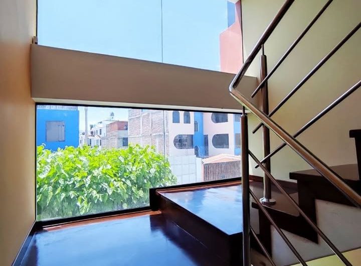 EN VENTA MODERNA CASA EN ESQUINA DE 4 NIVELES CON LINDOS ACABADOS EN JLBYR