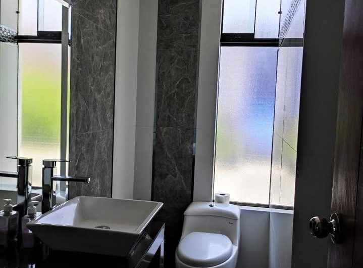 EN VENTA MODERNA CASA EN ESQUINA DE 4 NIVELES CON LINDOS ACABADOS EN JLBYR